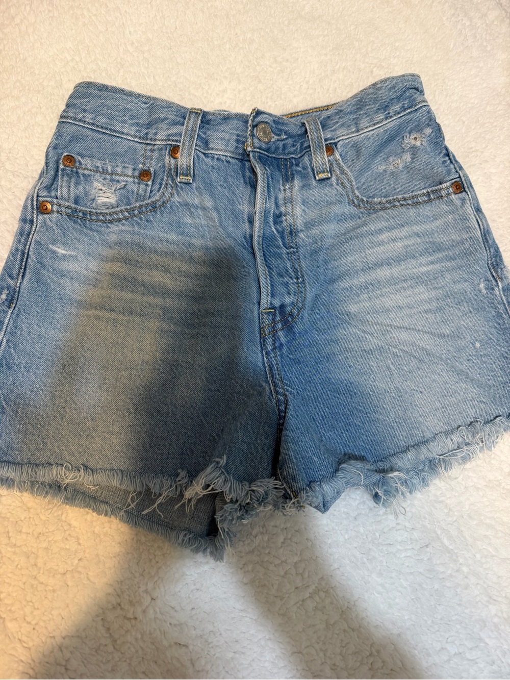Size 25 Levi ribcage shorts